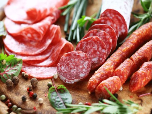 灌香腸用前腿肉還是后腿肉？都不對！香腸老板教你選對肉，不膩且香如鐘表般精準